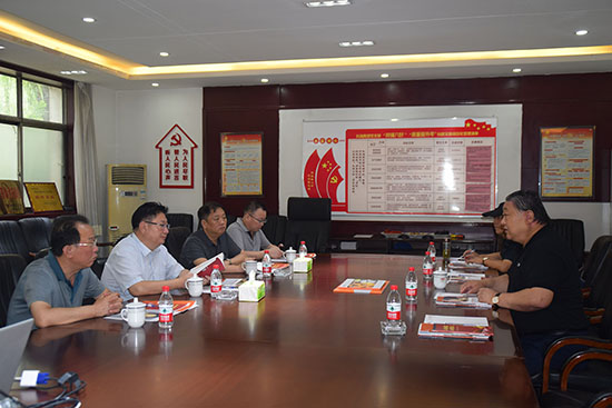 臨汾市市場(chǎng)監(jiān)督管理局局長(zhǎng)、非公企業(yè)黨委書記張東紅<br>在科海集團(tuán)調(diào)研非公黨建工作